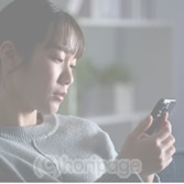 �X�}�z�����Ȃ���K�b�J�����Ă���l�̉摜