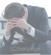 �����̃x���`�œ�������Đ�]���Ă���T�����[�}���j���̉摜